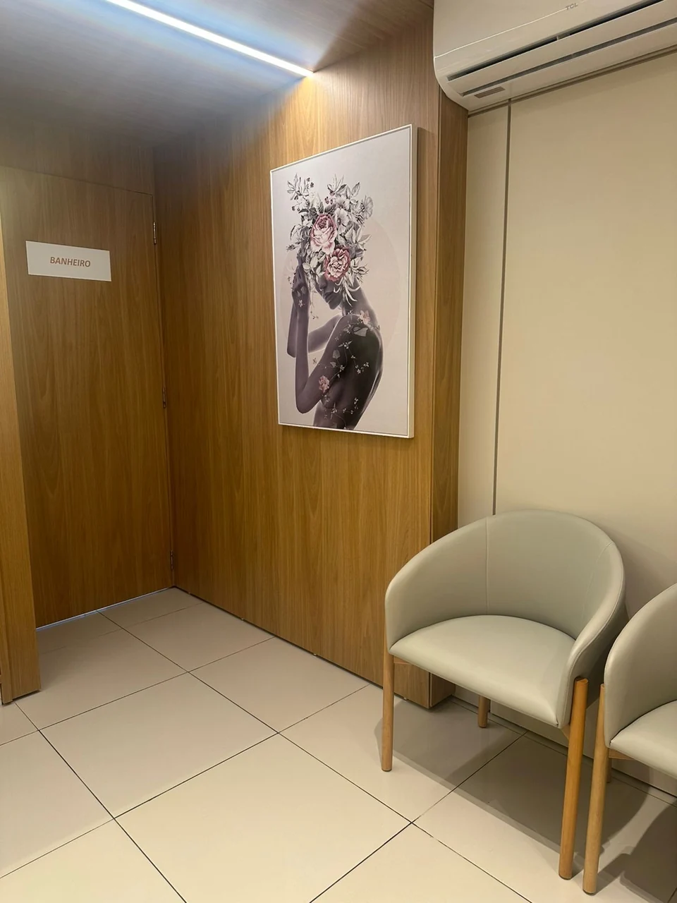 Poltrona de espera e painel de madeira em um ambiente acolhedor
